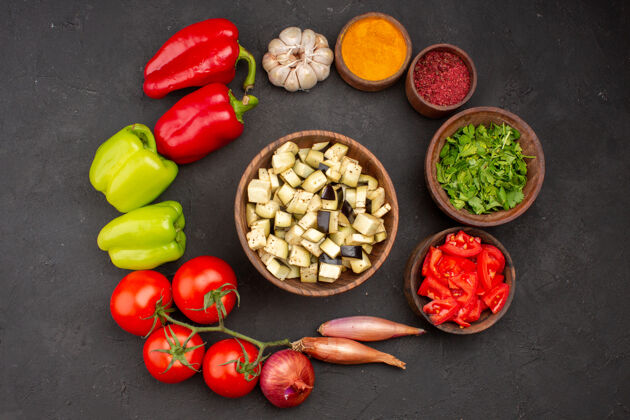 新鲜顶视图新鲜蔬菜与调味品灰色表面沙拉健康一餐蔬菜顶部晚餐膳食