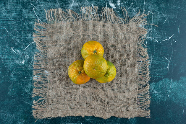 成熟的大理石桌上放着成熟的柑橘生的农业食品