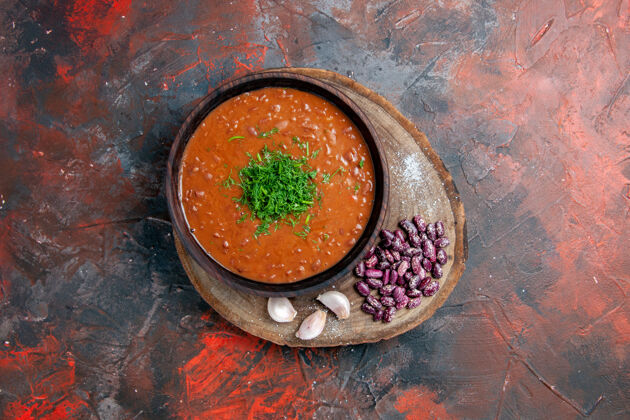 食宿番茄汤豆蒜放在木砧板上混色桌上豆类晚餐西红柿汤