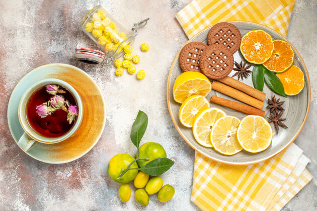 茶在白色的桌子上摆上一杯茶 饼干和柠檬片 准备咖啡和茶时间柑橘蔬菜饮食