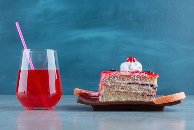 蛋糕一块蛋糕加一杯红汁杯子水果冷的