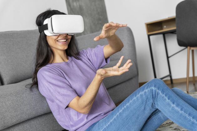 乐趣笑脸女人在家里用虚拟现实耳机女人房子虚拟现实
