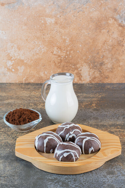 自制自制牛奶巧克力饼干的垂直照片烘焙美味甜点