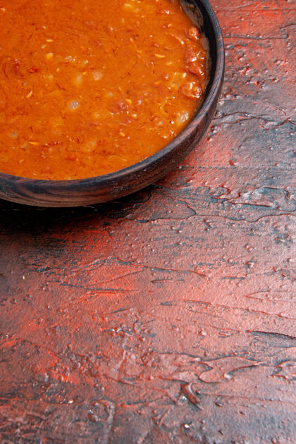 晚餐混色桌上棕色碗里的半杯经典番茄汤容器蔬菜一半