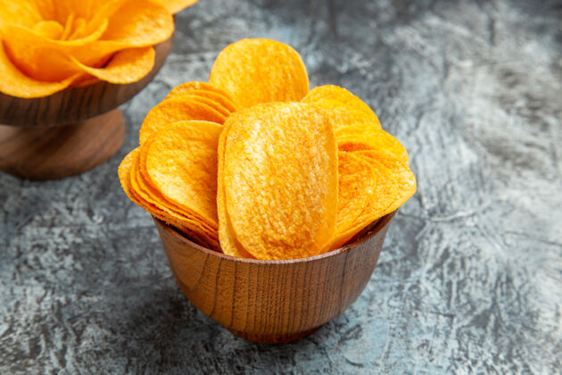 有机灰色桌子上美味的自制薯片特写镜头橘子自制柑橘