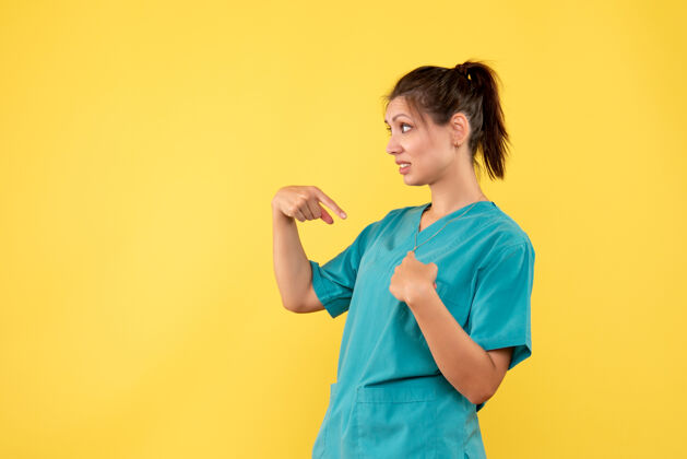 衬衫前视图黄色背景上穿着医用衬衫的女医生女医生成人健康