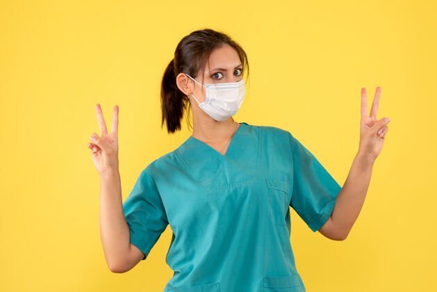 面具正面图黄色背景上穿着医用衬衫和面罩的女医生衬衫健康封面