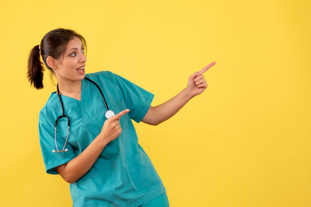 衬衫前视图黄色背景上穿着医用衬衫的女医生情绪黄色医疗