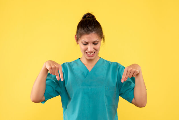 医疗前视图黄色背景上穿着医用衬衫的女医生肖像成人视图
