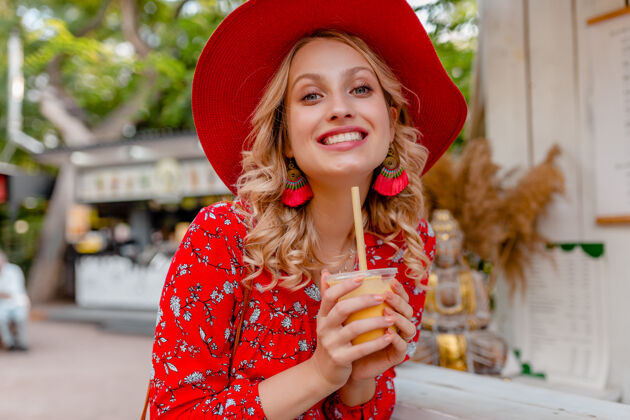 女人情感迷人时尚金发微笑女士草帽和衬衫夏季时尚装喝天然水果鸡尾酒冰沙果汁明亮冰沙