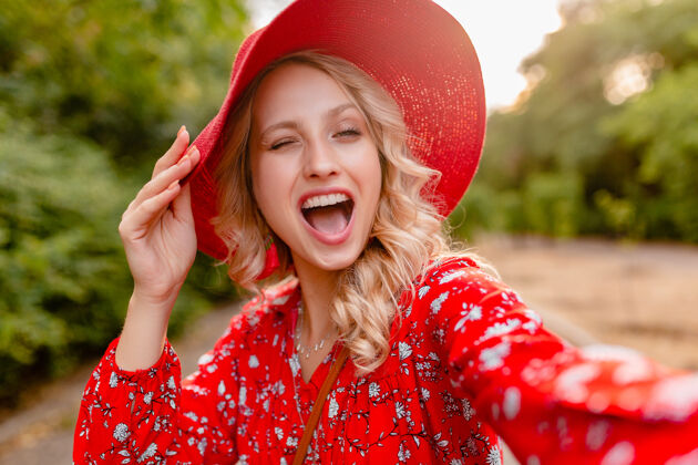优雅迷人的时尚金发微笑的女人在草帽和衬衫夏季时尚服装自拍脸情感外表