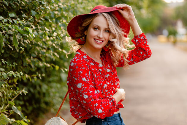 情感漂亮迷人的时尚金发微笑的女人在稻草红色帽子和衬衫夏季时尚服装金发时尚享受