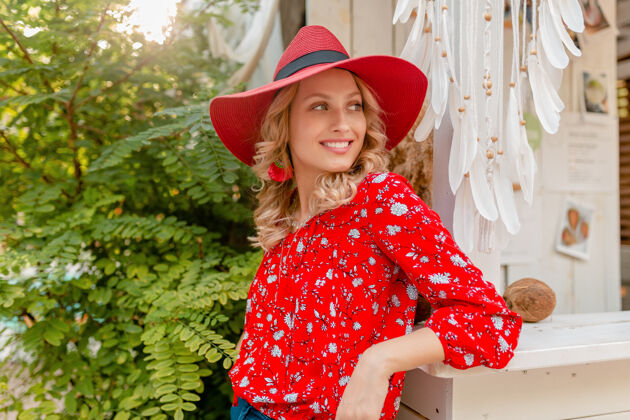 时尚迷人的时尚金发微笑的女人在草编红帽子和衬衫夏季时尚装咖啡厅魅力华丽金发