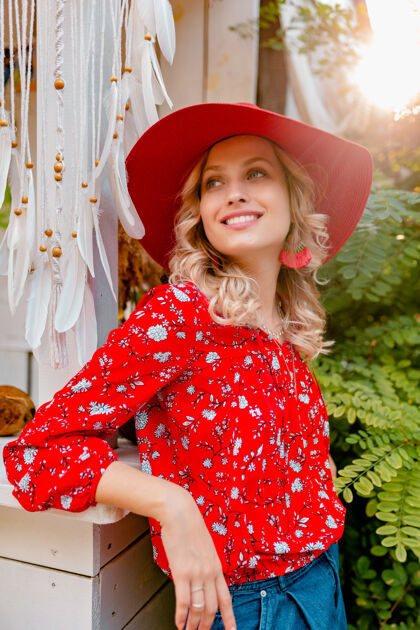 年轻漂亮迷人的时尚金发微笑的女人在草编红帽子和衬衫夏季时尚装咖啡厅魅力女性外表