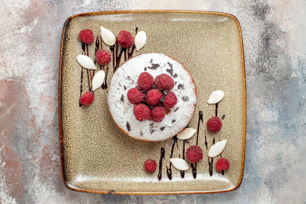 封闭特写镜头的新鲜树莓婴儿在一个白色托盘上混色表混合新鲜甜点