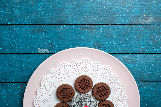 饼干俯视图美味的巧克力饼干与巧克力蛋糕蓝色乡村背景蛋糕可可茶甜饼干饼干视图蛋糕饼干
