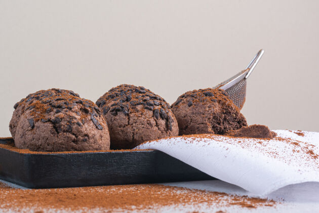 可口巧克力饼干球放在毛巾上 放在木板上 放在大理石上糕点喜悦美味