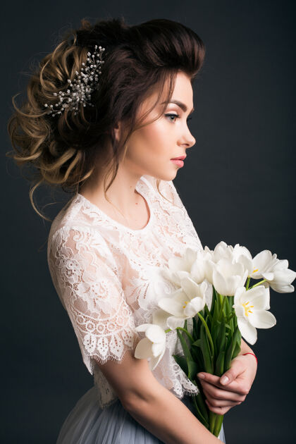 时尚穿着婚纱的年轻漂亮时髦的女人女人漂亮头发