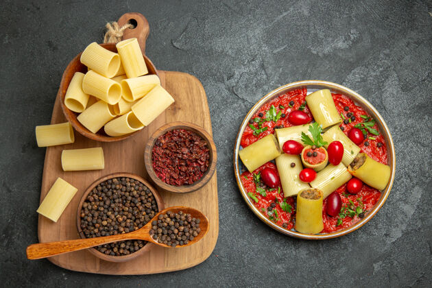 调味品俯瞰美味的意大利面食与番茄酱和调味品的灰色表面面食食物肉面团生的营养品风景