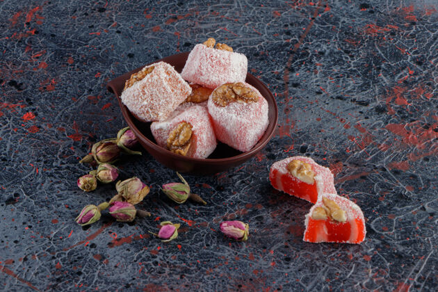 榛子一碗传统的土耳其美食和玫瑰花多色颜色口味