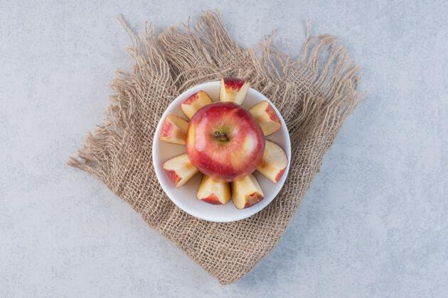 零食新鲜的苹果水果 灰色背景 带整片或切块水果特写自然