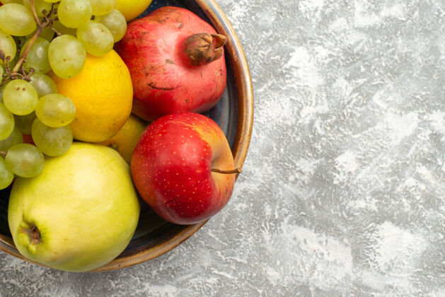 顶部顶部近距离观察新鲜水果成分苹果葡萄和其他水果的白色背景新鲜醇厚的水果成熟的颜色维生素饮食醇香苹果