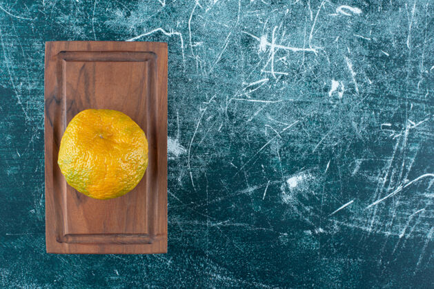 多汁的木板上有新鲜的柑桔柑橘食品柑橘