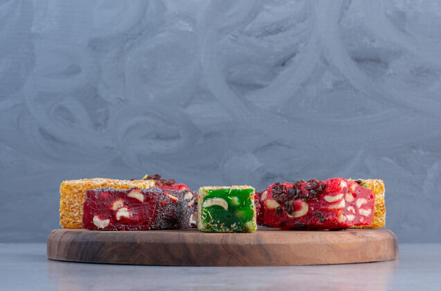 甜点在大理石背景上的木板上排列各种土耳其风味的美食甜点美味品种