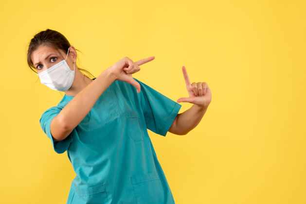 医疗前视图黄色背景上穿着医用衬衫和面罩的女医生健康衬衫天空