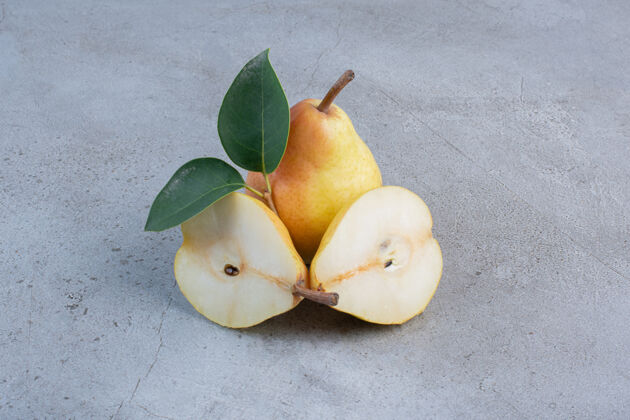 营养大理石背景上摆着美味的梨饮食健康配料