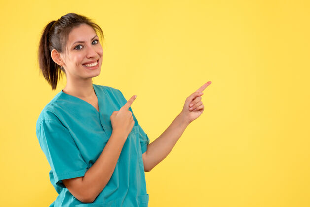 衬衫前视图黄色背景上穿着医用衬衫的女医生肖像护士一个
