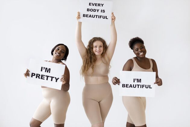 女性授权三个女人举着写着身体积极声明的标语牌标语牌身体积极性授权