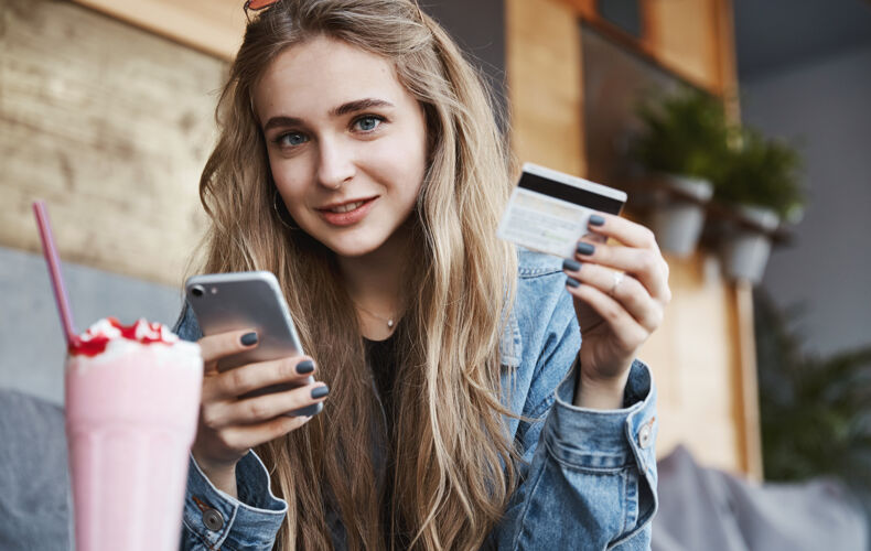 自然在外面吃饭和坦诚待人的概念年轻的金发女人付f早午餐购物女孩