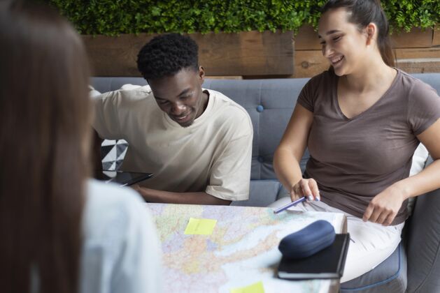 地图一群朋友计划在咖啡馆旅行旅游旅行团体