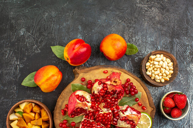 花园浅色桌子上的桃子石榴片俯视图晚餐一餐胡椒