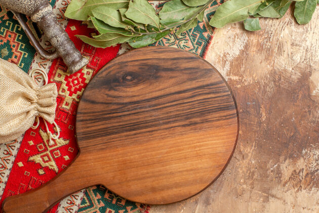 木头桌子绿叶木桌顶视图午餐厨房桌子