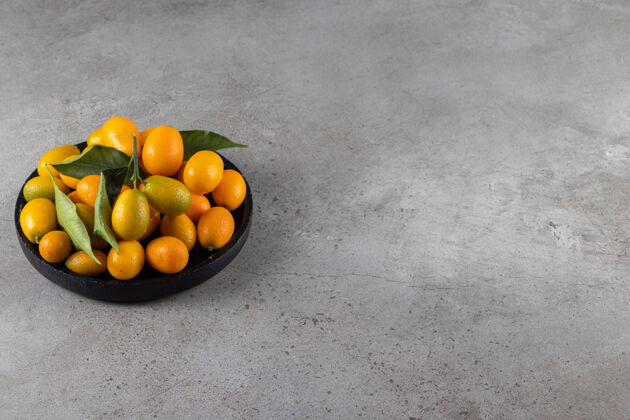 热带新鲜的全柑橘类金橘果实 叶子放在碗里成熟的金橘美味