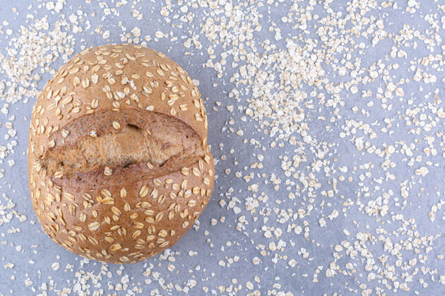 面团一条面包在大理石表面散落着一团雪花饭面粉面包