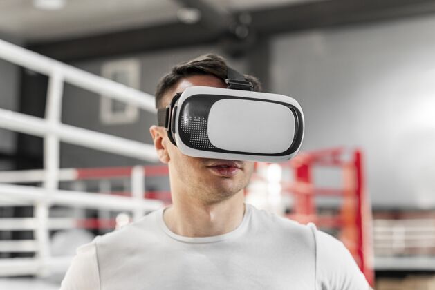 健康在拳击训练中使用虚拟现实护目镜的人锻炼模型运动
