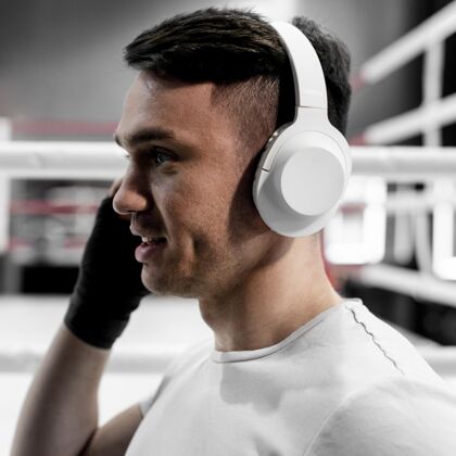 训练戴着模拟耳机的拳击运动员运动员拳击运动