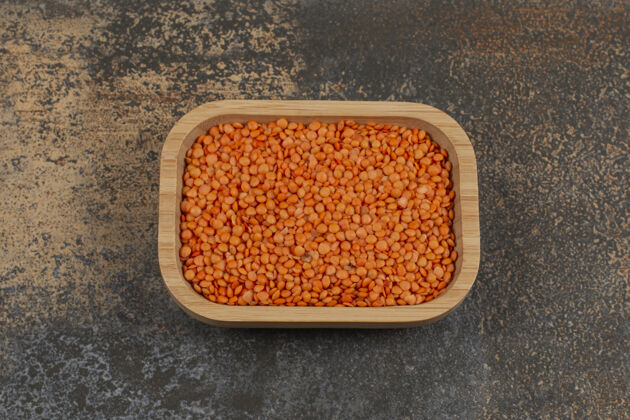 食品生红豆放在木盘上豆类扁豆有机