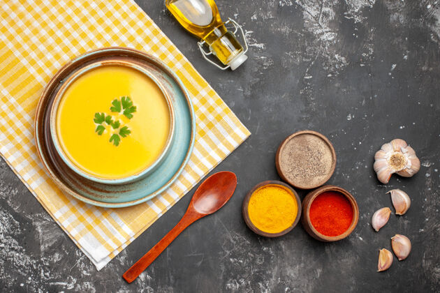 颜色碗里美味南瓜汤的俯视图调味料南瓜汤食谱