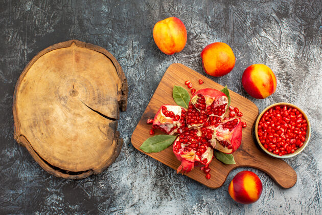 水果深色书桌上的桃子石榴片俯视图西红柿饮食新鲜