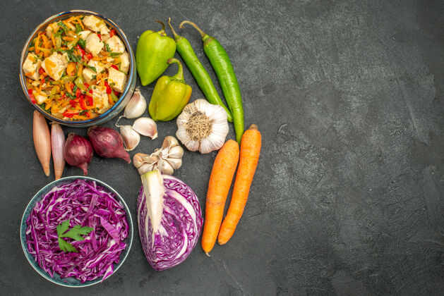 食物新鲜的红色卷心菜切片俯视图蔬菜卷心菜红卷心菜