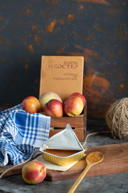 水果桃子和木勺放在木板上的甜果酱篮子含糖自然