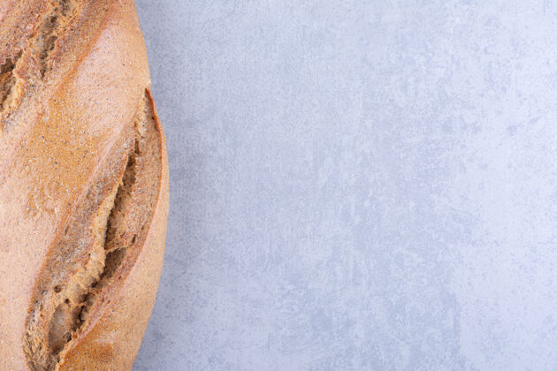 面包两个面包棒堆在大理石表面面团营养面包皮