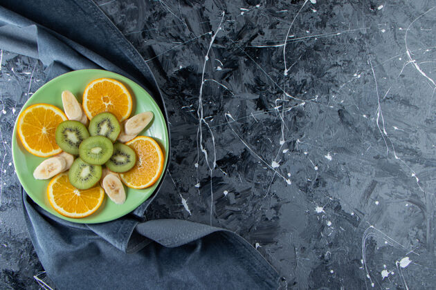 柑橘绿色的橙子片 奇异果和香蕉放在大理石表面水果酸味香蕉