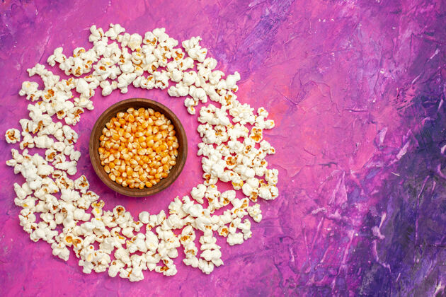 材料电影之夜新鲜爆米花的顶视图玉米旧的新鲜爆米花