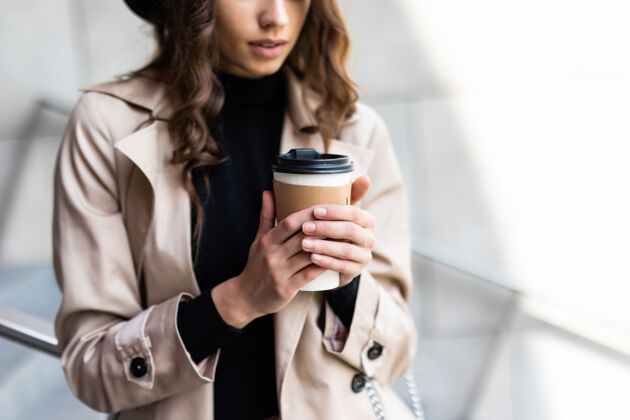 年轻购物日咖啡休息时间穿着纸袋走在城市街道上的迷人的年轻女子微笑春天顾客