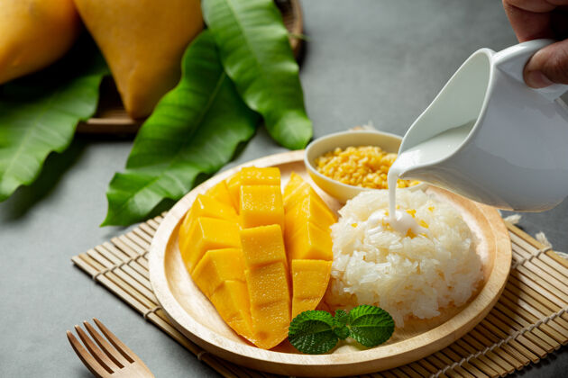 芒果新鲜成熟的芒果和糯米 在黑暗的表面涂上椰子奶新鲜顶级食物